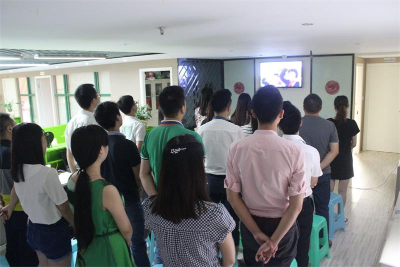 新思路組織全體員工觀(guān)看抗戰(zhàn)勝利70周年閱兵